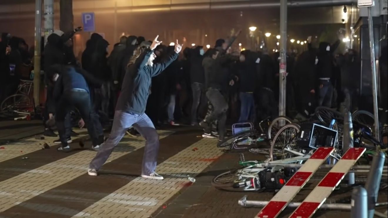 Cel puțin cinci arestări au avut loc în Țările de Jos după ce un protest împotriva restricțiilor a degenerat