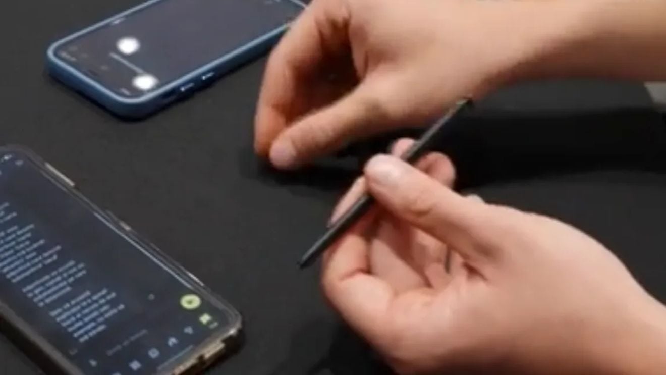 Trei adolescenți brașoveni au inventat un creion inteligent care vibrează când scrii incorect gramatical / ”Ne-am obişnuit cu autocorectul de pe telefon, lumea nu prea mai scrie pe foaie”