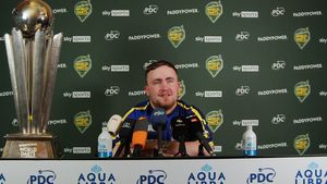 Englezul Luke Littler a devenit cel mai tânăr campion mondial la darts din istorie