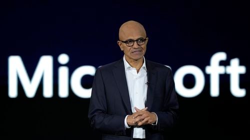 Microsoft a dat afară de la o întâlnire cu CEO-ul companiei cinci angajați care s-au opus vânzării de servicii către armata israeliană / Aveau pe tricouri mesajul: „Codul nostru ucide copii, Satya?”