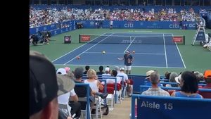 VIDEO Tenismenul Taylor Fritz spune că protestele pentru climă sunt „enervante”/ Meciul său cu Murray a fost întrerupt din cauza unui astfel de protest