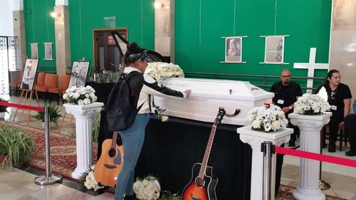 VIDEO&FOTO Pelerinaj la catafalcul alb al lui Nicu Covaci. Au venit să-și ia rămas bun fani din Anglia, Olanda sau Germania și din toată țara