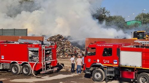 VIDEO Incendiu la stive de mase plastice, gunoi menajer şi vegetaţie uscată în Chitila, pe o suprafață de 7000 de metri pătrați