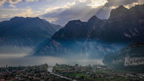 Peste 10% din populația unei localitați din nordul Italiei, internată din cauza infectării cu norovirus / Peste 900 de cazuri au fost înregistrate în Torri del Benaco, de pe malul estic al Lacului Garda