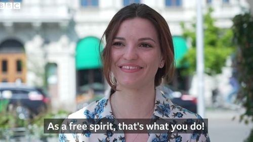 O româncă din Londra a mers 1500 de km pentru o tunsoare în Suedia, țară lovită de epidemie și criticată pentru politica de relaxare: Sunt foarte norocoasă și fericită/ Când ești un spirit liber, asta faci!