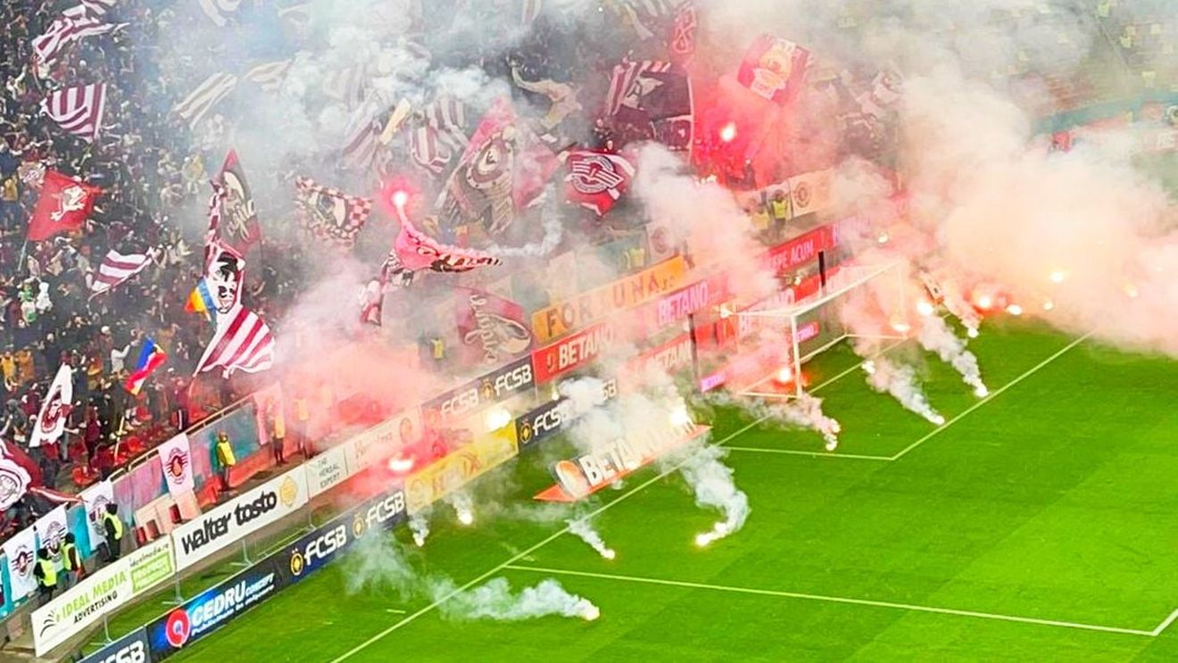 Derbiul FCSB - Rapid, întrerupt în minutul 3, după ce ambele galerii au aruncat petarde şi fumigene pe teren