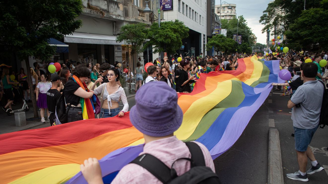 Premierul grec propune recunoașterea căsătoriei cuplurilor homosexuale și dreptului de adopție, biserica ortodoxă se opune. 49% dintre greci resping căsătoriile între persoanele de același sex