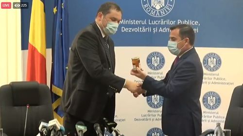 VIDEO Fostul ministru Ion Ștefan i-a dat cadou succesorului Cseke Attila un borcan cu miere, cu urarea să rămână neatinsă
