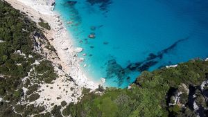 Un influencer din Dubai a fost amendat cu 1.800 de euro pentru că a pătruns pe o plajă cu nisip roz din Sardinia