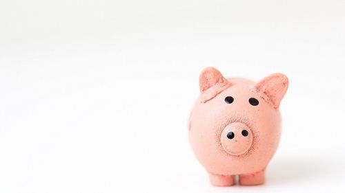 STUDIU Numărul persoanelor care reușesc să pună bani deoparte de la o lună la alta a crescut cu 9% / În pandemie au scăzut cheltuielile zilnice, dar și cele cu călătoriile