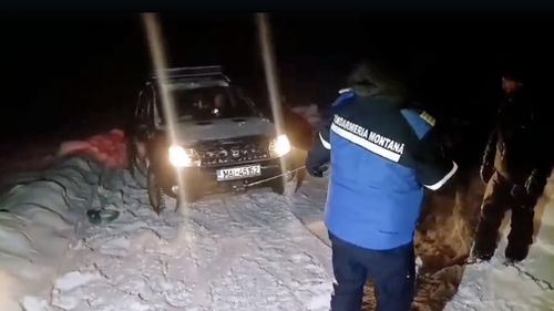 Jandarmii din Alba au deblocat din nămeţi o maşină în care se aflau doi adulţi şi un copil/ Ei s-au rătăcit când se întorceau de la schi şi nu au mai putut înainta din cauza stratului gros de zăpadă