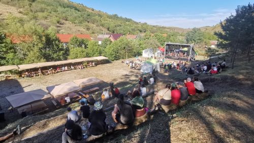 GALERIE FOTO Banatul cehesc, în sărbătoare: sute de turiști din Cehia la Festivalul de la Eibenthal / Muzică, tradiții și bere într-un spațiu pitoresc