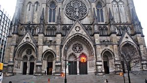 Una dintre cele mai mari catedrale în stil gotic din lume a fost transformata în spital de campanie/ Sistemul medical din New York este copleșit de numărul mare de cazuri cu COVID - 19