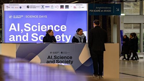 Noua strategie a UE în materie de inteligență artificială: Suntem deschiși pentru afaceri / S-a trecut de la reglementare la încurajarea inovării / Franța pariază masiv pe tehnologie