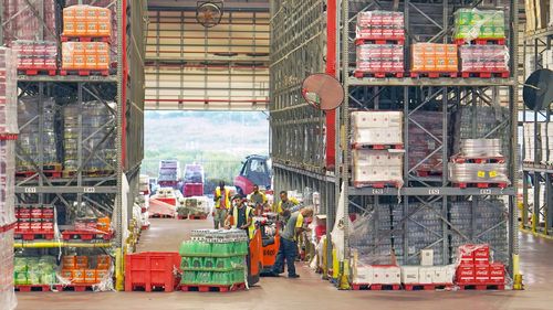 Dubai: O bandă de hoți a furat băuturi, răcoritoare și energizante, în valoare de 60 de mii de euro pentru a le vinde cu doar 8 mii de euro. Cei 6 au fost prinși când livrau marfa cumpărătorului anonim