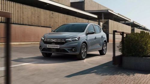 O nouă versiune de Dacia Sandero, văzută pentru prima dată în trafic: un nou „look” — inspirat de Spring și Duster — pentru cea mai bine vândută mașină din Europa