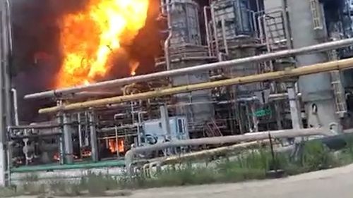 UPDATE Incendiu izbucnit la o instalație de la Petromidia/ Mai multe autospeciale s-au deplasat la fața locului