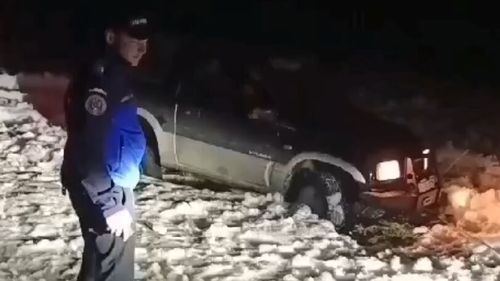 O familie cu trei copii, salvată din Munții Apuseni / Voiau să ajungă la Vârful Bihor și au rămas cu mașina înzăpezită