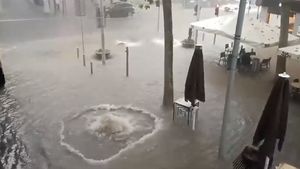 UPDATE Avertizări meteo de vreme extremă, duminică după-amiază/seara: Alt cod portocaliu de averse, grindină şi vânt puternic în localităţi din şapte judeţe / Cod roșu în două județe din România
