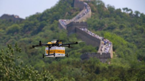 Turiștii care vizitează Marele Zid Chinezesc pot primi acum mâncare la pachet livrată de drone