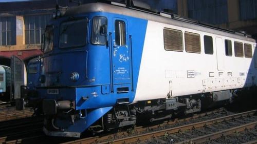 Un tren de pe ruta București-Bacău a rămas în câmp mai bine de două ore din cauza unei defecțiuni la locomotivă. Același tren a luat foc în 2018