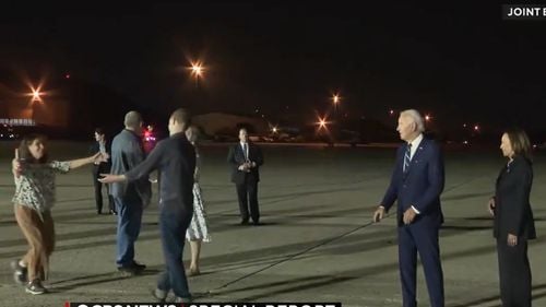 VIDEO Întâlnire emoţionantă între Evan Gershkovich şi mama sa / În cererea de graţiere către Putin, jurnalistul de la Wall Street Journal a făcut şi o solicitare de interviu