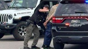 Un bărbat deschide focul dintr-un vapor în North Carolina, omoară cel puţin trei persoane şi răneşte alte opt pe terasa unui bar la malul mării, la Southport/ Un suspect arestat
