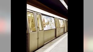 VIDEO Metrorex pune în circulație metroul lui Moș Crăciun pe Magistralele 1 și 3 / ”Magia Crăciunului poate fi întâlnită și în drumurile de zi cu zi”