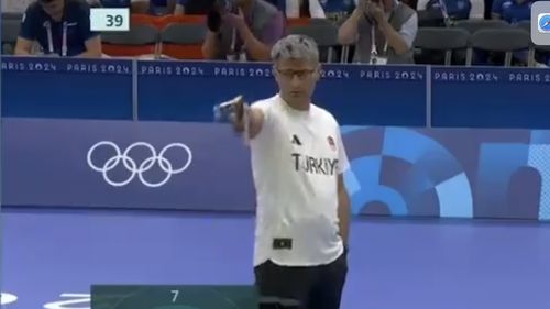 JO: Turcul Yusuf Dikec a câştigat argintul pe echipe la tir, dar a surprins printr-un look insolit - VIDEO