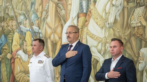 Vasile Dîncu și Adina Vălean, decorați de președintele Volodimir Zelenski, alături de alți oficiali occidentali implicați în susținerea Ucrainei