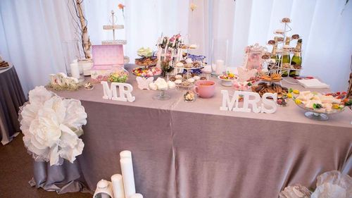 Noi măsuri de relaxare adoptate de Guvern: Hotelurile pot fi ocupate 100%, program prelungit în baruri și cluburi dacă toate persoanele sunt vaccinate și mai mulți participanți la spectacole și evenimente private, în anumite condiții