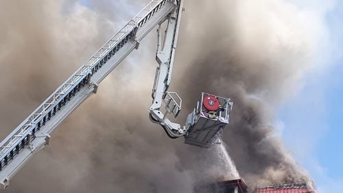 Un incendiu a cuprins mai multe case și clădiri dintr-o localitate din Prahova/ Mesaj RO-Alert din cauza fumului dens