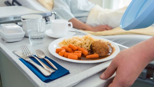 Ce mâncare se servește în spitalele din 13 țări / În România statul alocă 20 de lei pe zi pentru masa unui pacient