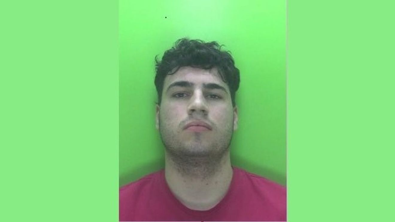 Un suporter al clubului de fotbal Chelsea care a postat tweet-uri antisemite a fost condamnat la închisoare cu executare de o curte din Londra