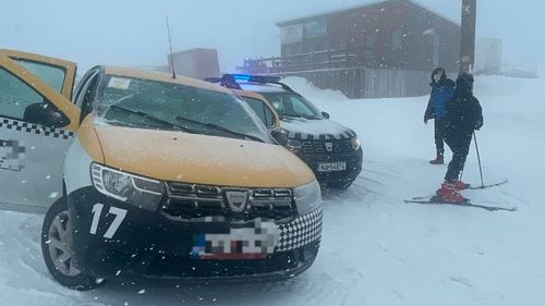 Cu taxiul pe pârtia de schi: Un șofer din Caransebeș, amendat cu 1.000 de lei de jandarmii montani/ "Cu cât îl duc mai departe pe client, cu atât este mai profitabil pentru mine…"