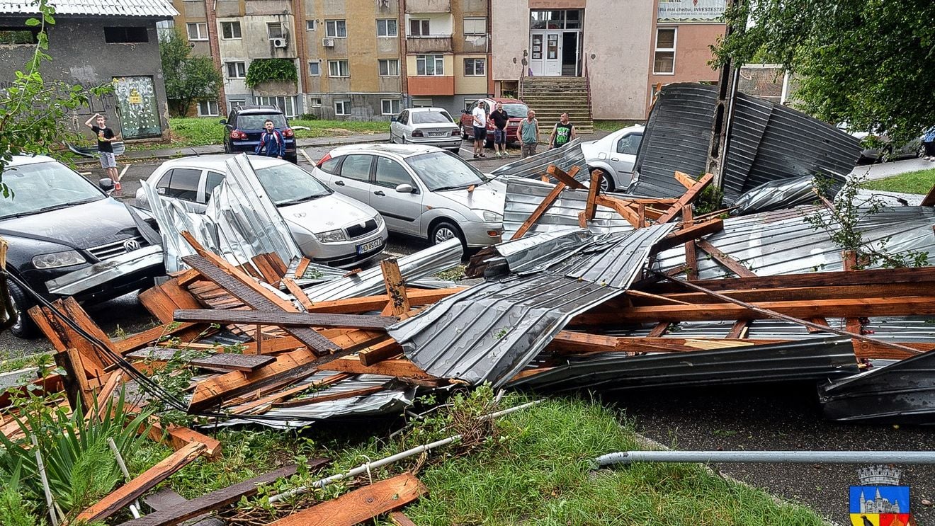 Acoperişuri prăbuşite peste autoturisme şi copaci rupţi în judeţul Sălaj, afectat de vijelii
