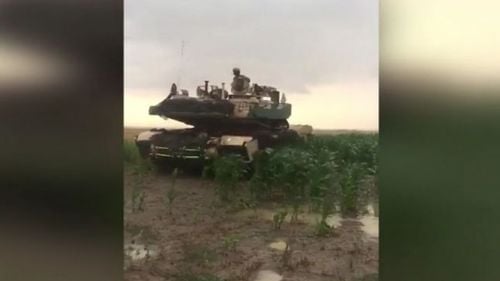 Adevărul: Militarii care participau la un exerciţiu NATO au greşit coordonatele şi au pătruns pe un ogor privat din Feteşti/ „Au intrat cu tancurile în floarea soarelui, în porumb, apoi în grâu. Am făcut semne cu mâna, dar nu ne-au băgat în seamă”