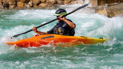 Sezonul de rafting pe Crișul Repede se deschide oficial pe 5 aprilie, la Vadu Crișului / O tură costă 150 de lei, în care intră inclusiv costume de neopren şi veste de salvare