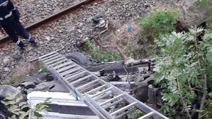 Accident pe Valea Oltului: o maşină cu patru persoane a căzut de pe şosea pe calea ferată
