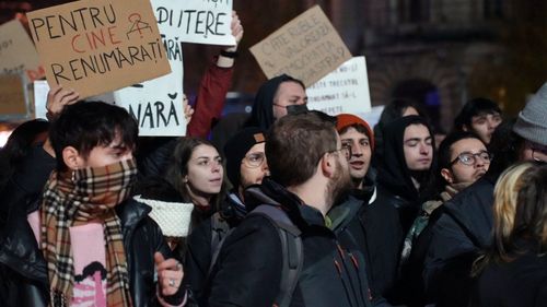 VIDEO Reacția studenților față de decizia Biroului Electoral de a renumăra voturile: Hoții! Hoții! Pentru cine numărați? / Mesaj anti CCR: „Nu te juca cu democrația!”