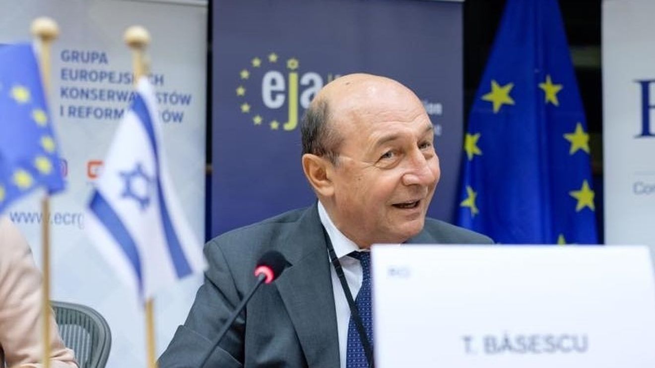 Băsescu: Mă ofer să candidez din partea PMP la Primăria București