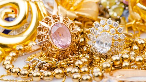 Bijuterii de "valoare inestimabilă" au fost furate de la Muzeul Louvre, susţine ministrul de interne