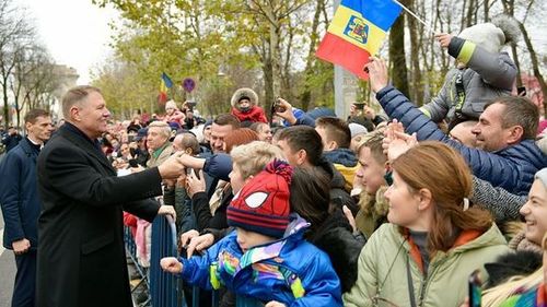 Klaus Iohannis a dat mâna cu mai mulți spectatori prezenți la parada de Ziua Națională și le-a urat ”La mulți ani”