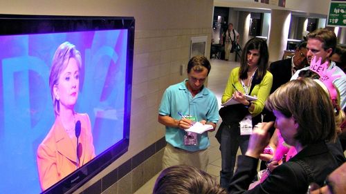 SUA: Tot mai multe informații sugerează că Hillary Clinton ar putea intra în cursa pentru Casa Albă