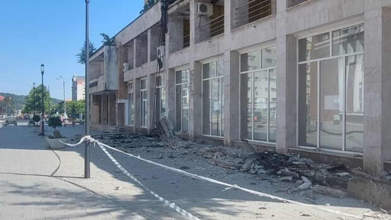 O firmă în faliment a omului de afaceri Gruia Stoica, amendată de 28 de ori pentru un hotel lăsat în paragină în centrul Reșiței / În iulie, o grindă de 15 tone a căzut de la etajul 1 al clădirii