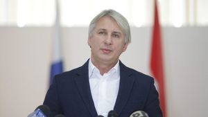 Teodorovici și-a anunțat intenția de a candida la prezidențiale/ Dăncilă: Se vor face sondaje pentru toți cei trei care și-au anunțat candidatura până în acest moment