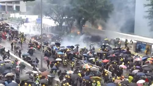 Aproape 300 de persoane au fost arestate în Hong Kong în timp ce manifestau împotriva amânării alegerilor parlamentare
