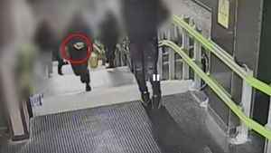 VIDEO 50 de arestări în Milano, minori și adolescenți italieni cu părinți români: furau bijuterii de la călătorii din metrou / Aurul era dus și vândut în România / O familie conducea ”baby-gang”
