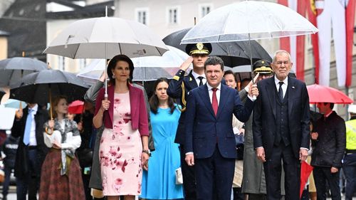 Nicușor Dan, împreună cu familia în vizita din Austria. Președintele a fost așteptat de zeci de români din Salzburg - imagini TVR Info