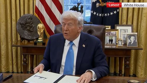 La prima reuniune a cabinetului său, Trump ordonă mai multe concedieri, iar Musk anunţă reduceri bugetare. Cu toate acestea, guvernul a cheltuit cu 13% mai mult în prima lună de mandat a lui Trump decât în aceeaşi perioadă a anului trecut